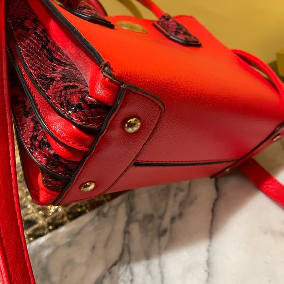 RED VSJ LEATHER OVER-SHOULDER BAG - Picture 5 of 6